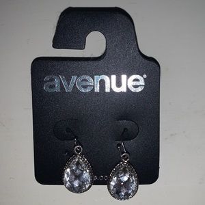 NEW. NEVER WORN Avenue tangling silver earring